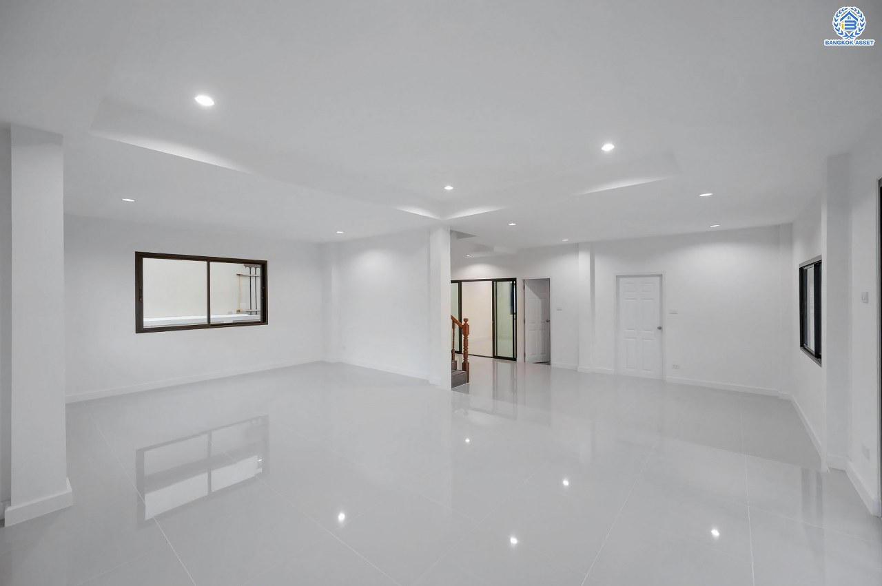 บ้านมือสองตกแต่งใหม่ โครงการ ลภาวัน9 ชัยพฤกษ์-ปากเกร็ด เนื้อที่ 71.9 ตร.ว. ฟังก์ชัน 3 ห้องนอน 3 ห้องน้ำ 1 ห้องอเนกประสงค์ 2 ที่จอดรถ ภายในบ้านกว้างขวาง ตอบโจทย์ทุกคนในครอบครัว บนทำเลที่ดีที่สุด เดินทางสะดวก เชื่อมต่อเมือง ใกล้เซ็นทรัลแจ้งวัฒนะ โรบินสัน ไลฟ์ไตล์ ราชพฤกษ์ และรถไฟฟ้าสายสีม่วง "สถานีบางพลู"